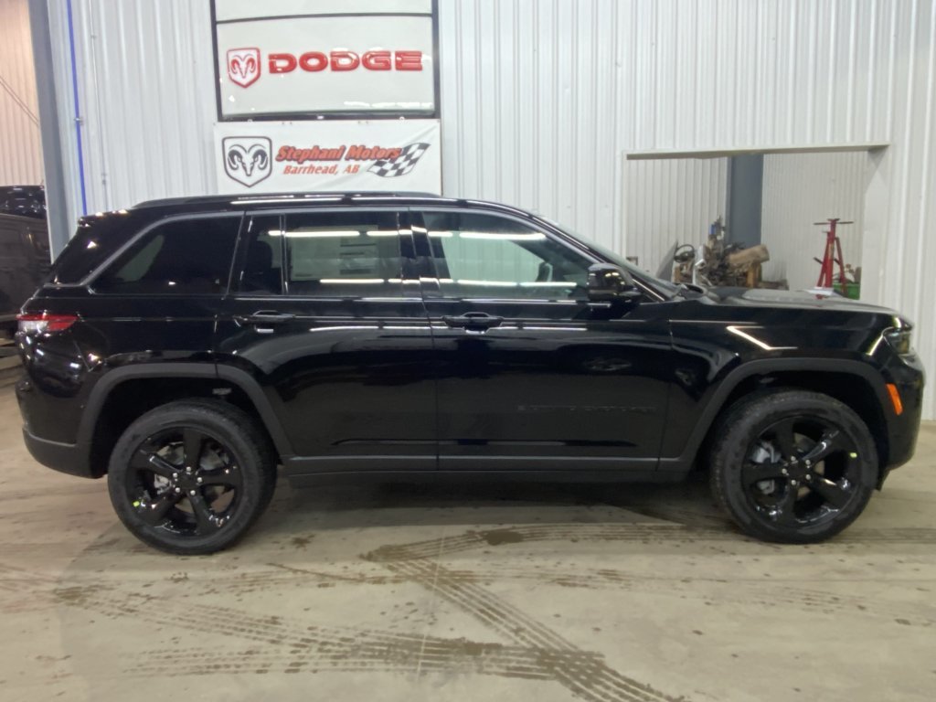 2026 Jeep Grand Cherokee ALTITUDE in Barrhead, Alberta - 2 - w1024h768px