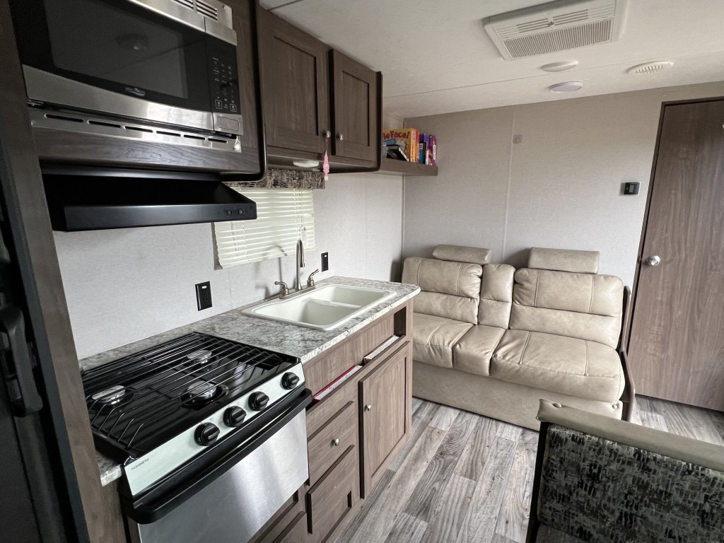 2018 Keystone HIDEOUT 25 LHS WE in Barrhead, Alberta - 4 - w1024h768px