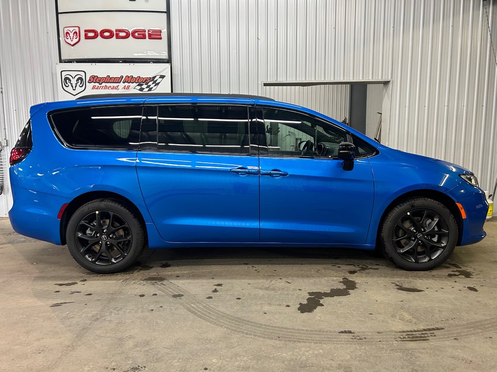 2026 Chrysler Pacifica SELECT AWD in Barrhead, Alberta - 2 - w1024h768px