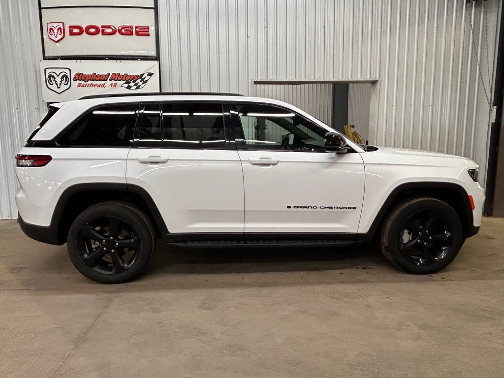 2024 Jeep Grand Cherokee Limited in Barrhead, Alberta - 2 - w1024h768px
