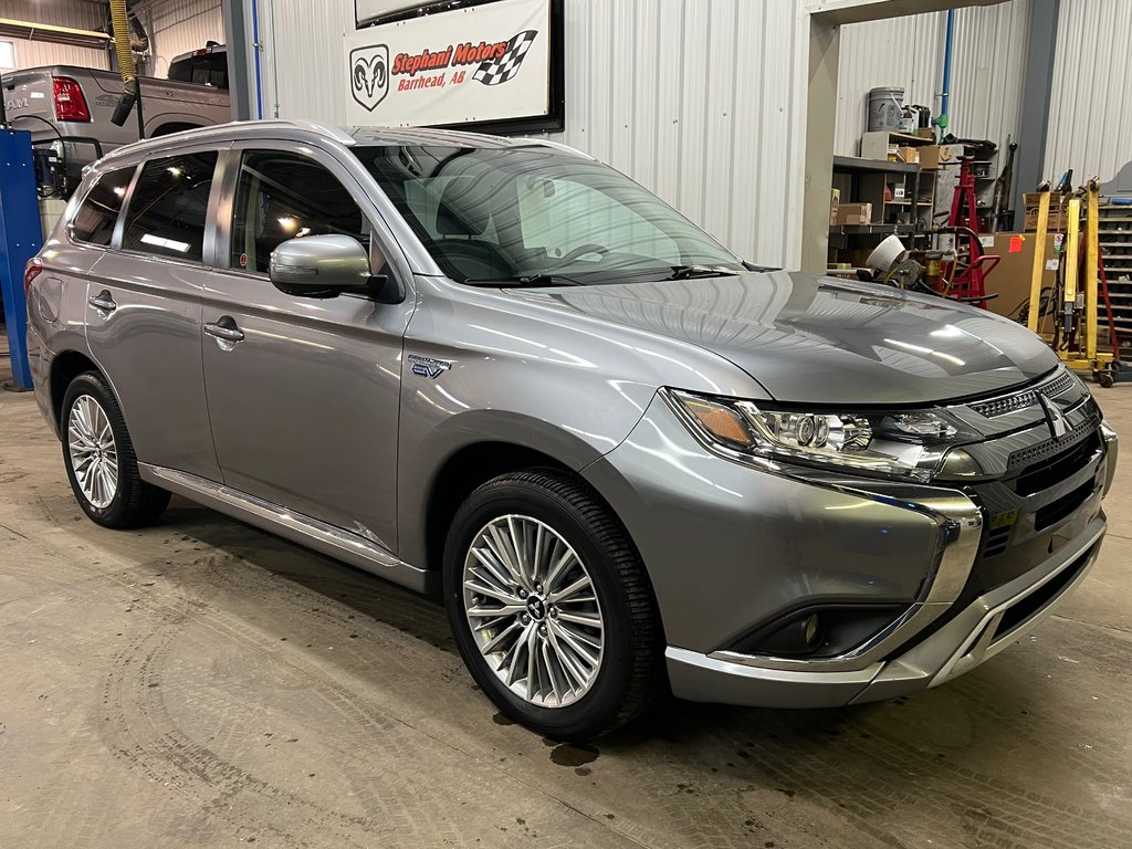 2022 Mitsubishi Outlander PHEV SE in Barrhead, Alberta - 1 - w1024h768px