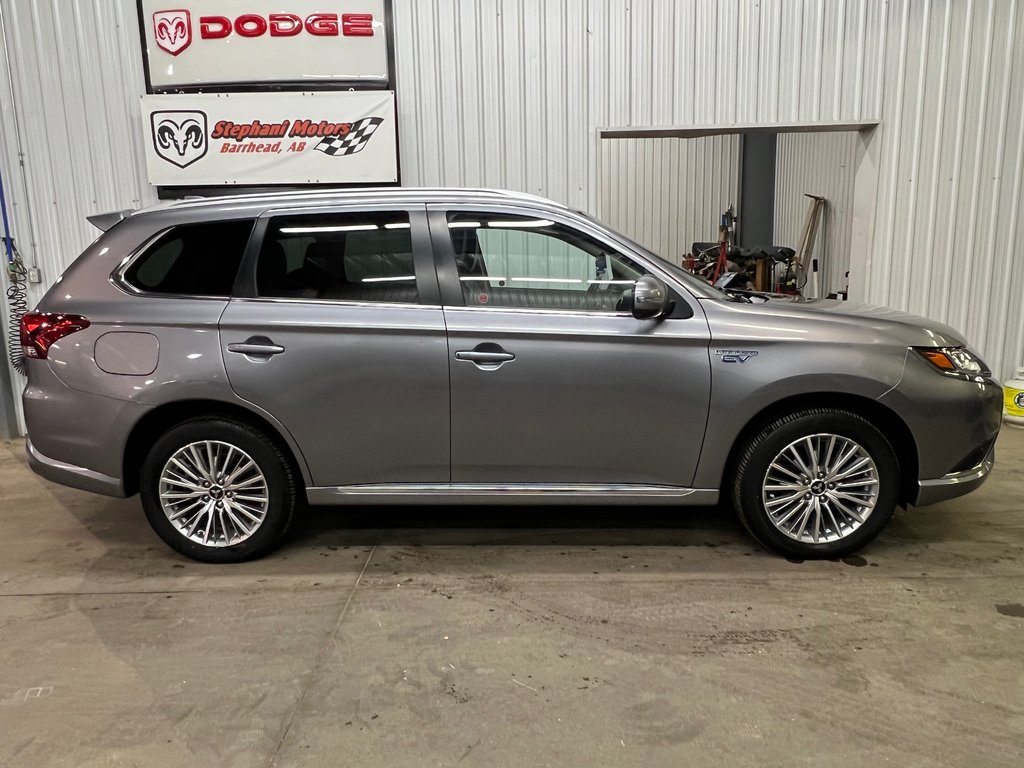 2022 Mitsubishi Outlander PHEV SE in Barrhead, Alberta - 2 - w1024h768px