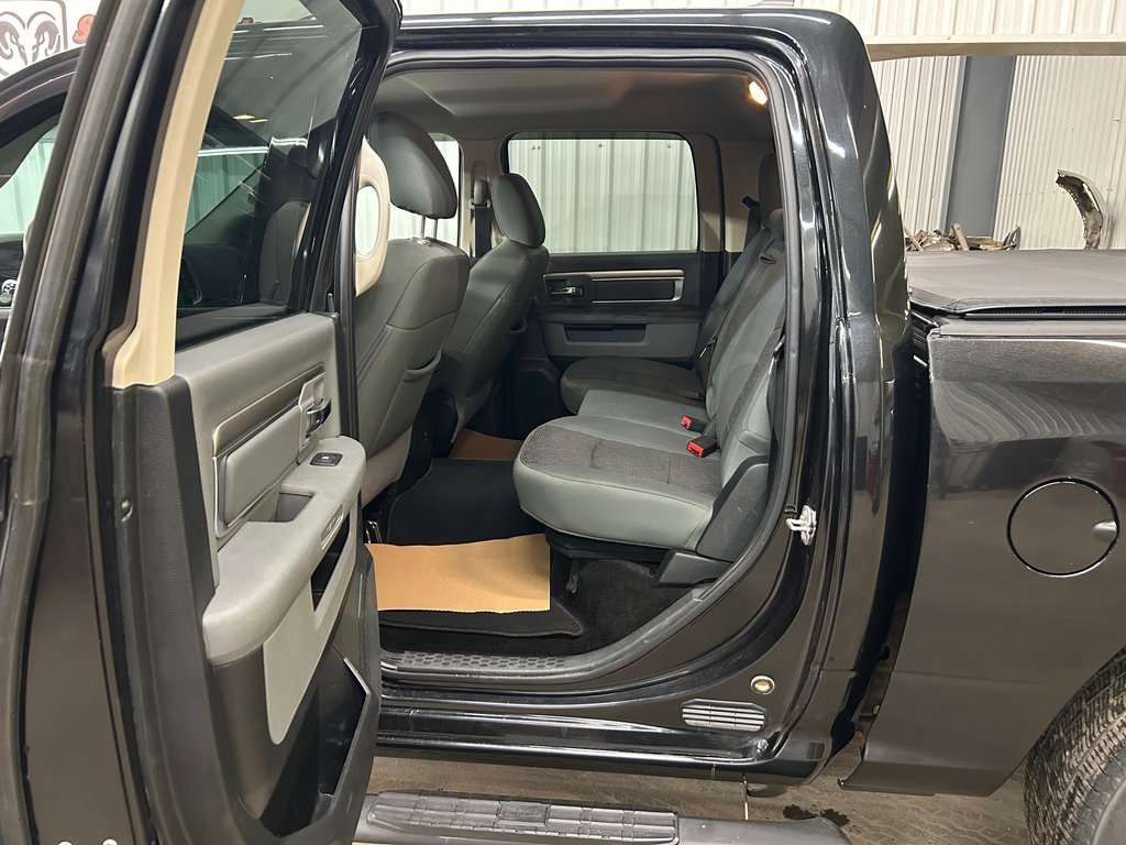 2018 Ram 1500 Big Horn Night Edition 4x4 Crew Cab in Barrhead, Alberta - 10 - w1024h768px