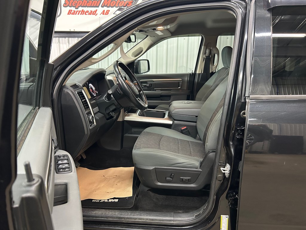 2018 Ram 1500 Big Horn Night Edition 4x4 Crew Cab in Barrhead, Alberta - 8 - w1024h768px