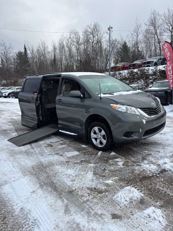 Toyota Sienna LE 2014 à North Bay, Ontario - 1 - w1024h768px