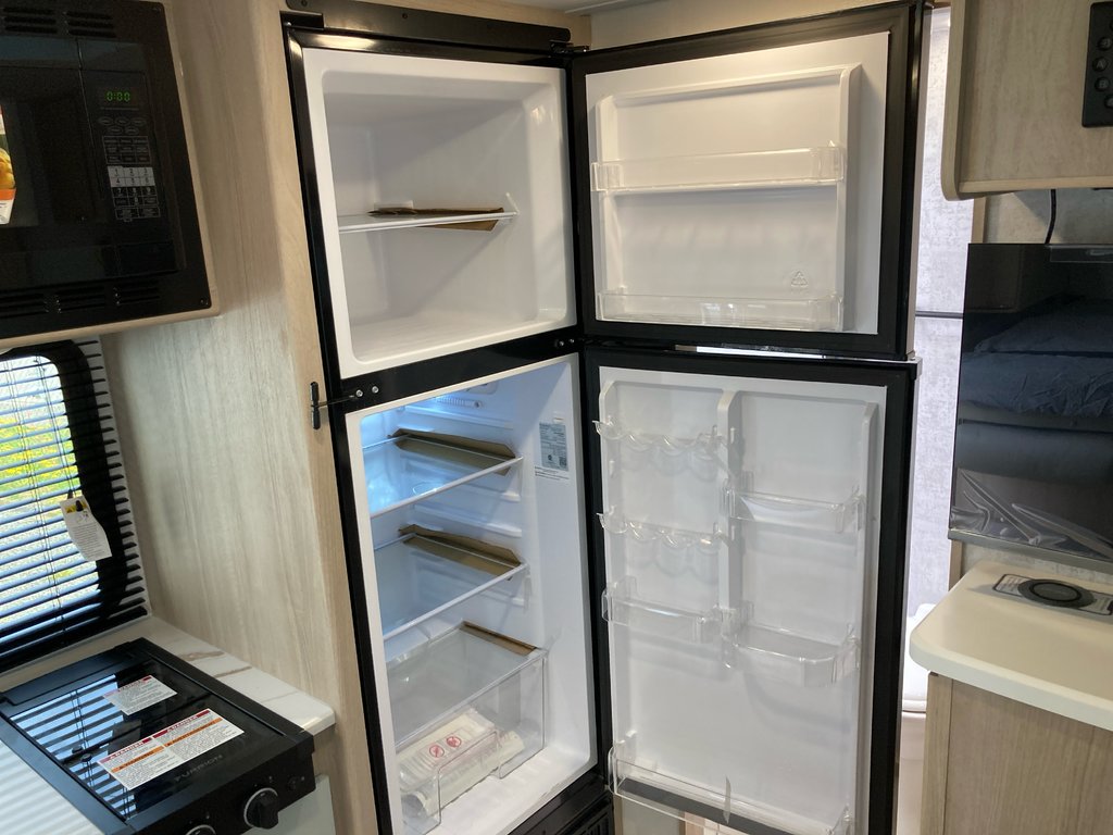2025 Winnebago MICRO MINNIE 2108DS in Terrace, British Columbia - 10 - w1024h768px