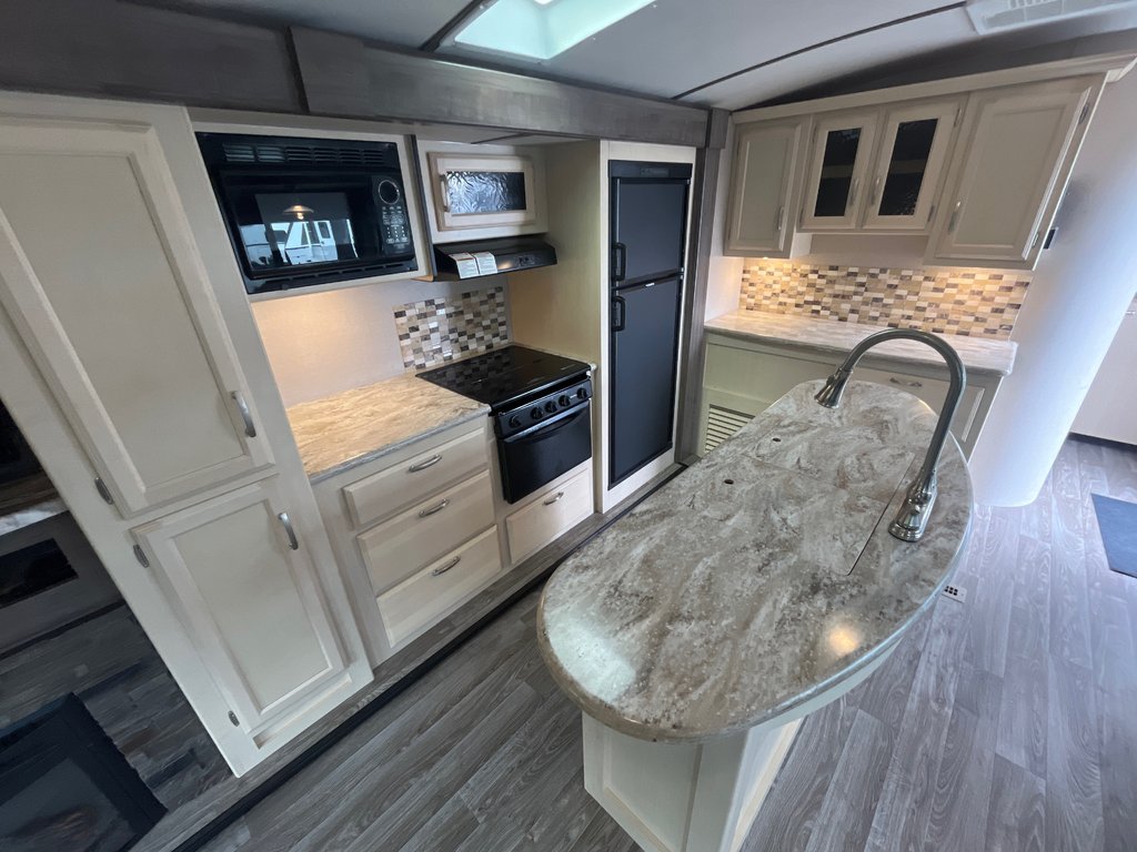 2019 Winnebago Minnie Plus 30RLSS in Terrace, British Columbia - 12 - w1024h768px