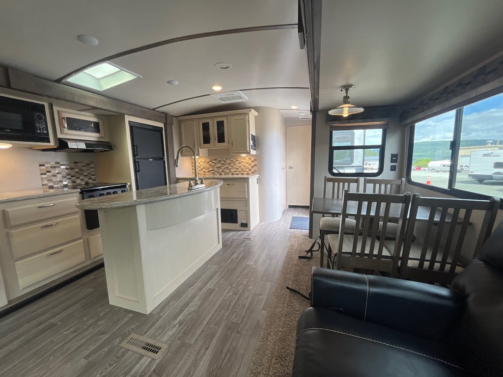 2019 Winnebago Minnie Plus 30RLSS in Terrace, British Columbia - 11 - w1024h768px