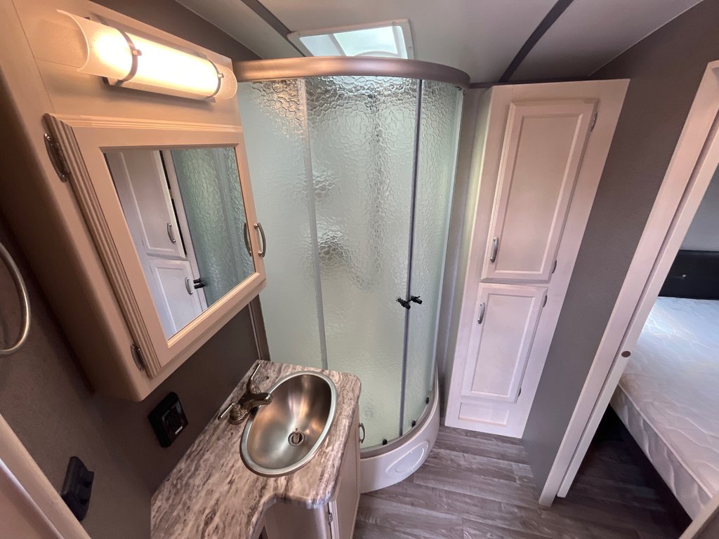 2019 Winnebago Minnie Plus 30RLSS in Terrace, British Columbia - 13 - w1024h768px
