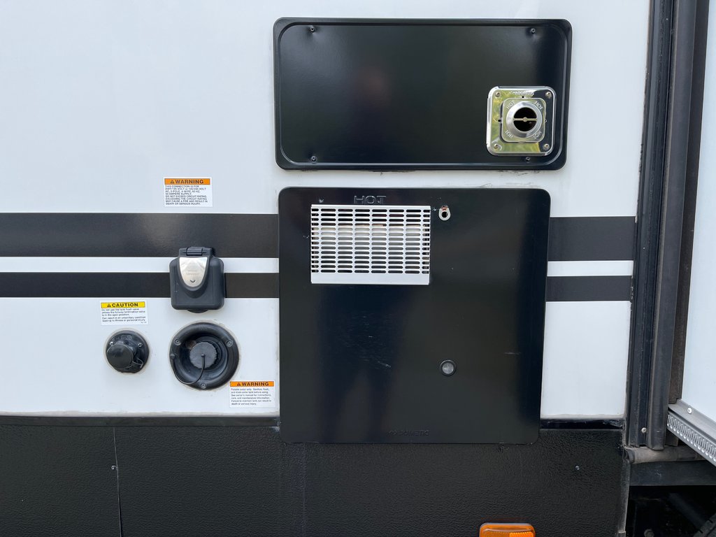 2019 Winnebago Minnie Plus 30RLSS in Terrace, British Columbia - 6 - w1024h768px