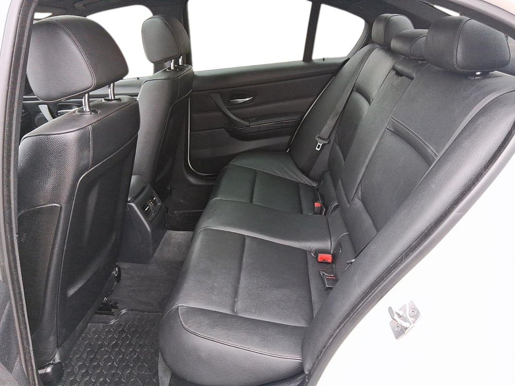 2010 BMW 328i Sedan in Stratford, Ontario - 10 - w1024h768px