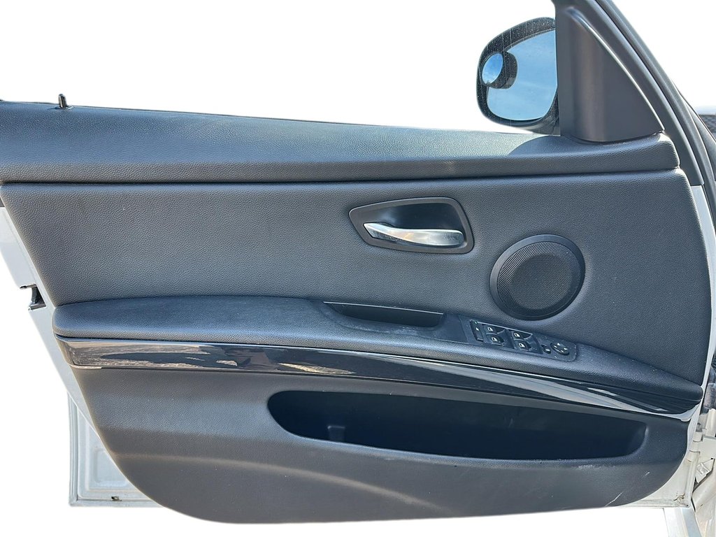 2011 BMW 328i xDrive Sedan Classic Ed. PK77 in Stratford, Ontario - 10 - w1024h768px
