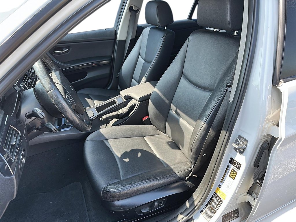 2011 BMW 328i xDrive Sedan Classic Ed. PK77 in Stratford, Ontario - 8 - w1024h768px