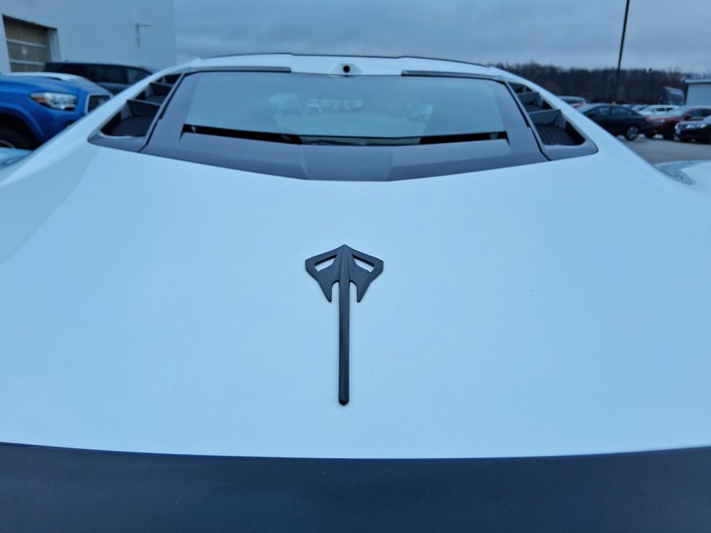 2025 Chevrolet Corvette E-Ray Coupe 2LZ in Stratford, Ontario - 9 - w1024h768px