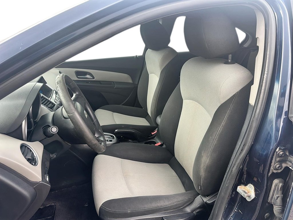 2011 Chevrolet Cruze LS Sedan in Stratford, Ontario - 7 - w1024h768px