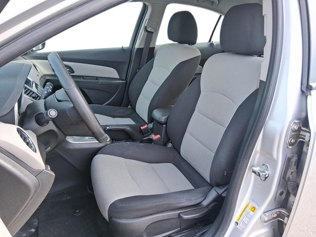 2015 Chevrolet Cruze LS in Stratford, Ontario - 8 - w1024h768px