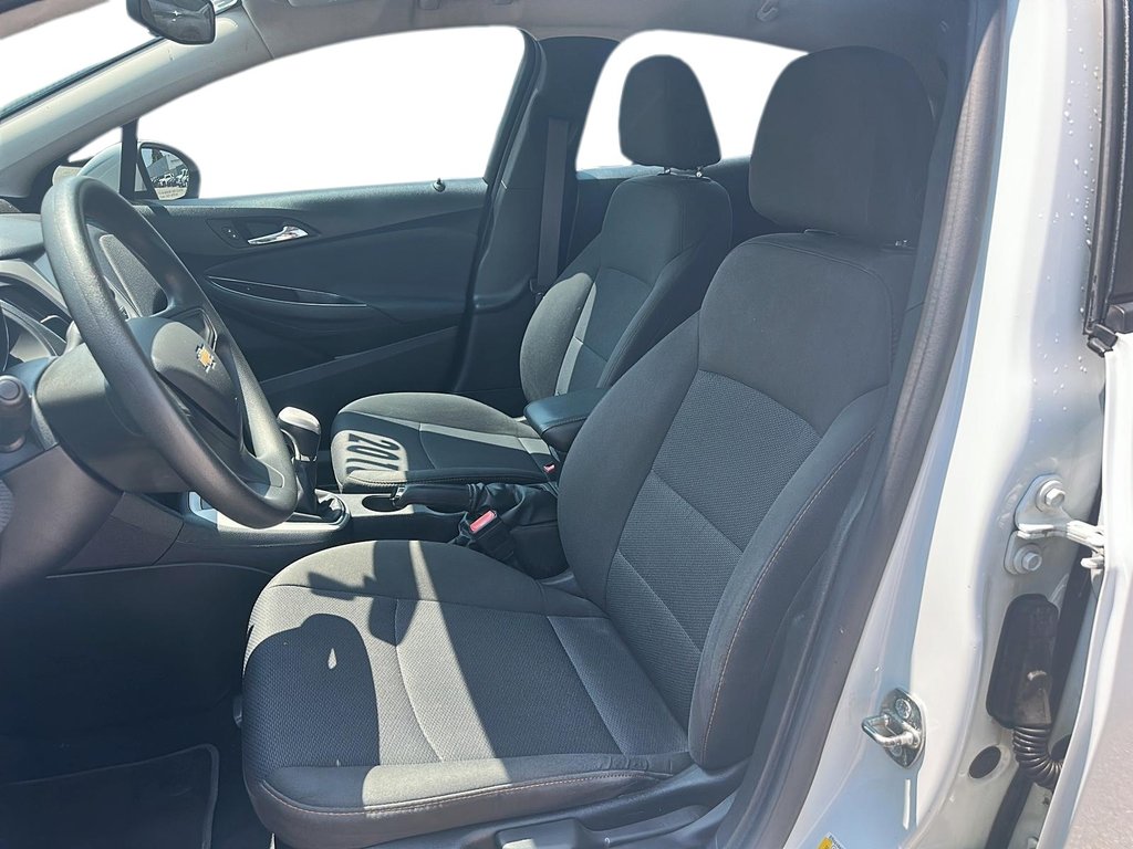 2017 Chevrolet Cruze LT - 6MT in Stratford, Ontario - 8 - w1024h768px