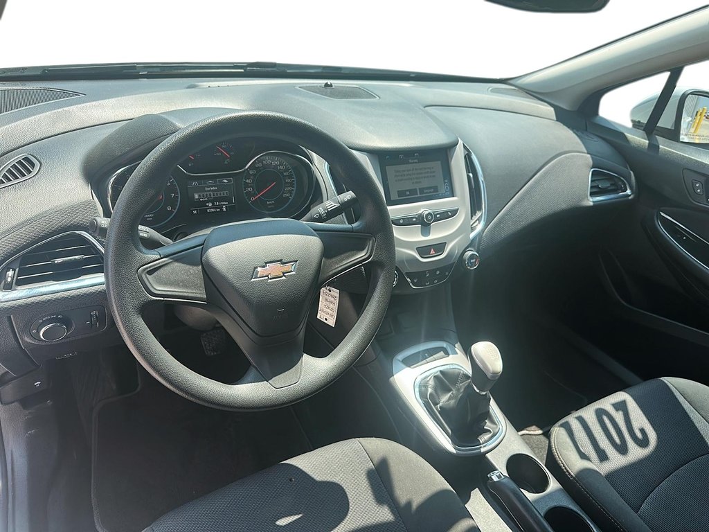 2017 Chevrolet Cruze LT - 6MT in Stratford, Ontario - 9 - w1024h768px