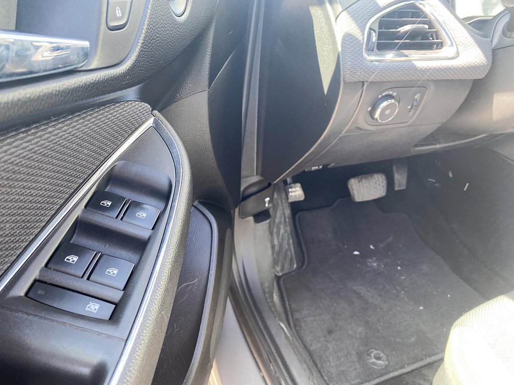 2018  Cruze Hatchback LT - 6AT in Stratford, Ontario - 11 - w1024h768px