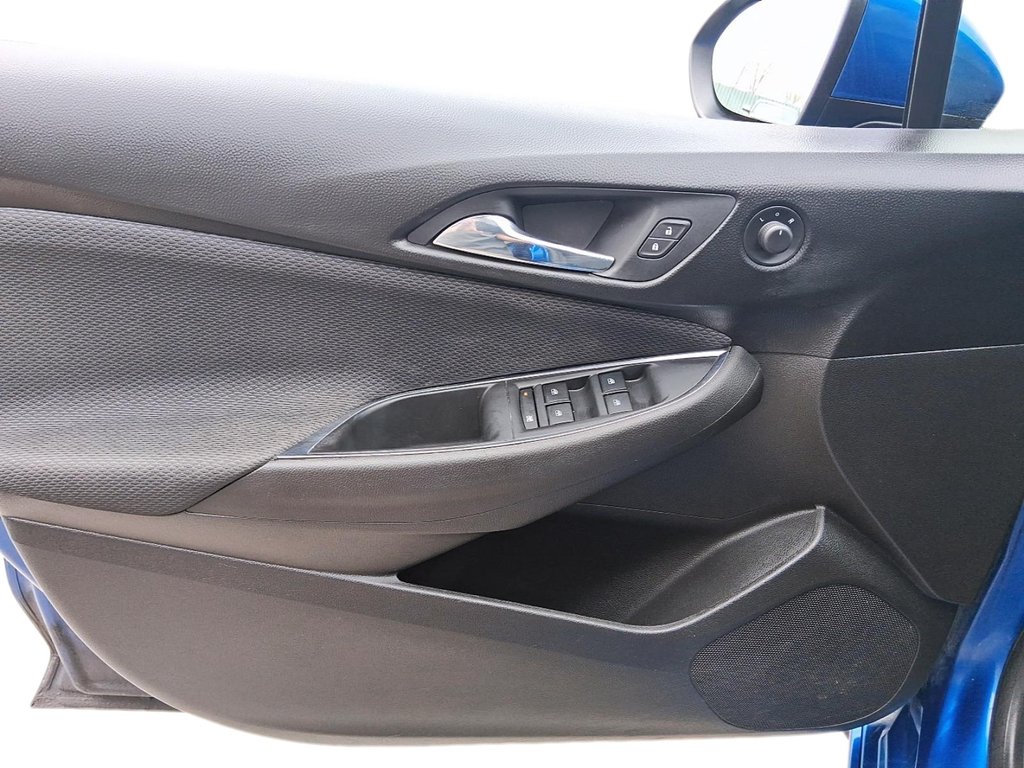 2019 Chevrolet Cruze Hatchback LT - 6AT in Stratford, Ontario - 12 - w1024h768px