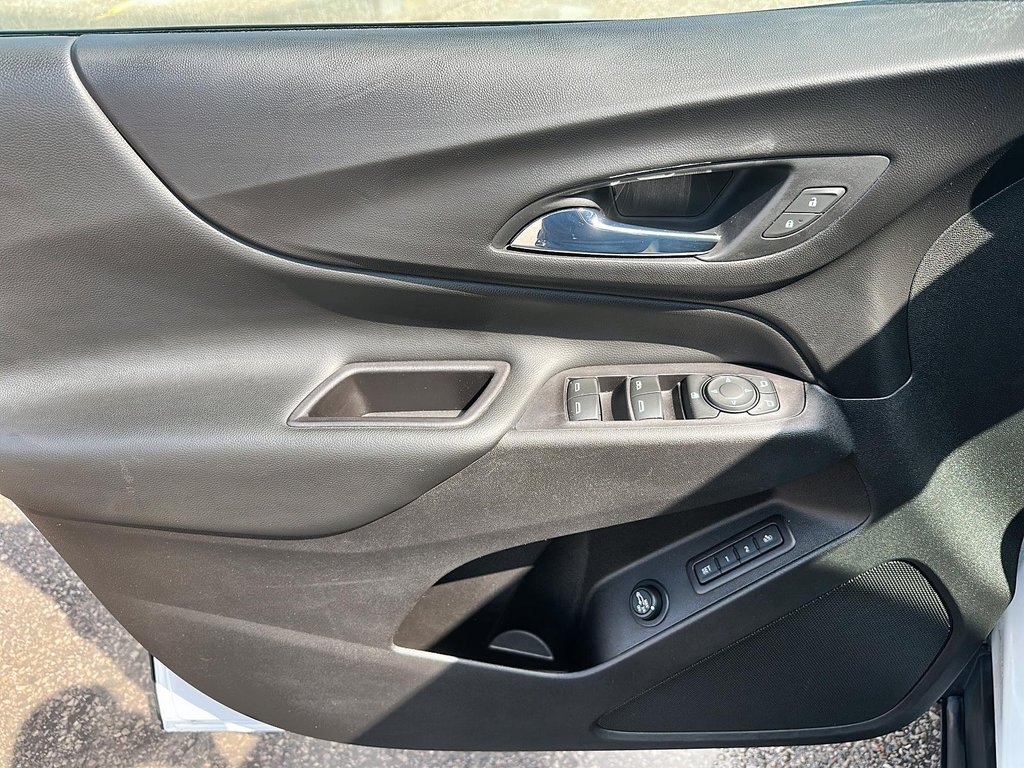 2020 Chevrolet Equinox AWD LT 2.0T in Stratford, Ontario - 9 - w1024h768px