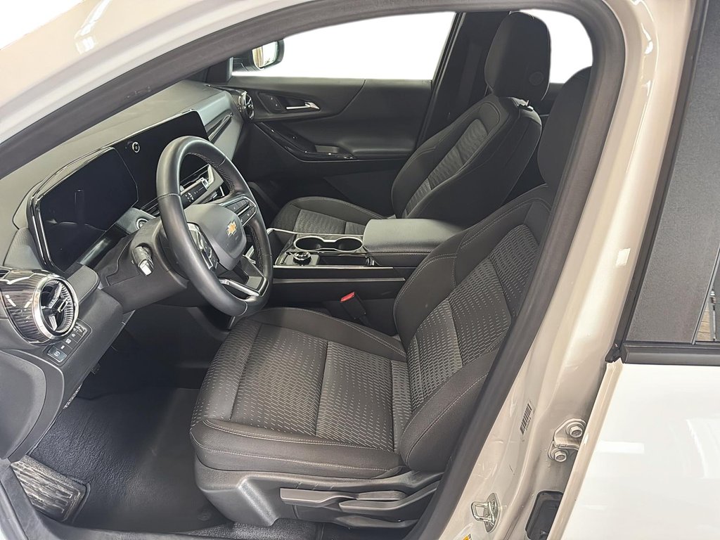 2026 Chevrolet Equinox AWD LT in Stratford, Ontario - 8 - w1024h768px
