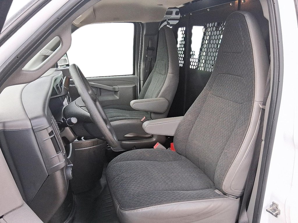 2024 Chevrolet Express Cargo Van 2500 Regular Wheelbase Rear-Wheel Drive in Stratford, Ontario - 9 - w1024h768px