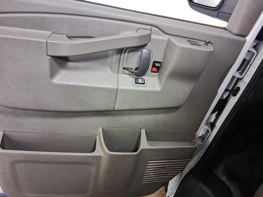 2024 Chevrolet Express Cargo Van 2500 Regular Wheelbase Rear-Wheel Drive in Stratford, Ontario - 10 - w1024h768px