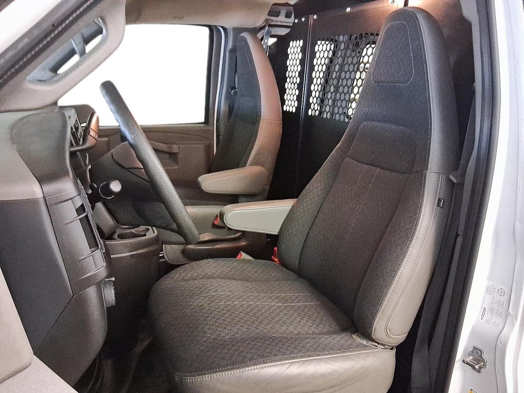 2024 Chevrolet Express Cargo Van 2500 Regular Wheelbase Rear-Wheel Drive in Stratford, Ontario - 8 - w1024h768px