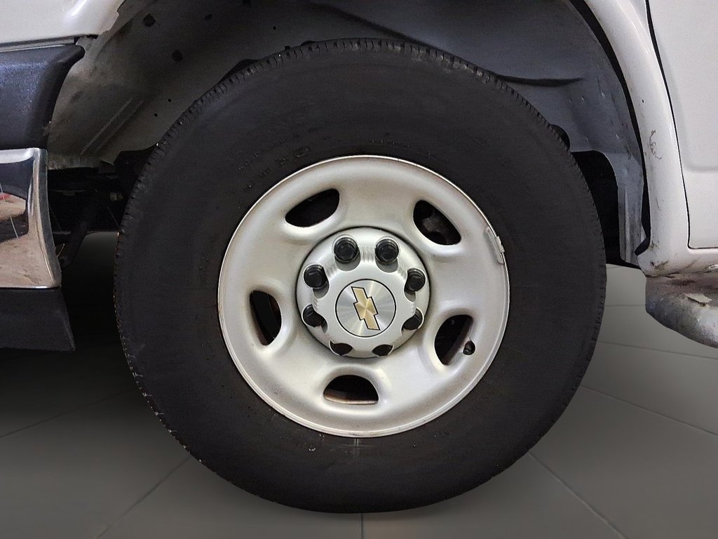 2024 Chevrolet Express Cargo Van 2500 Regular Wheelbase Rear-Wheel Drive in Stratford, Ontario - 7 - w1024h768px