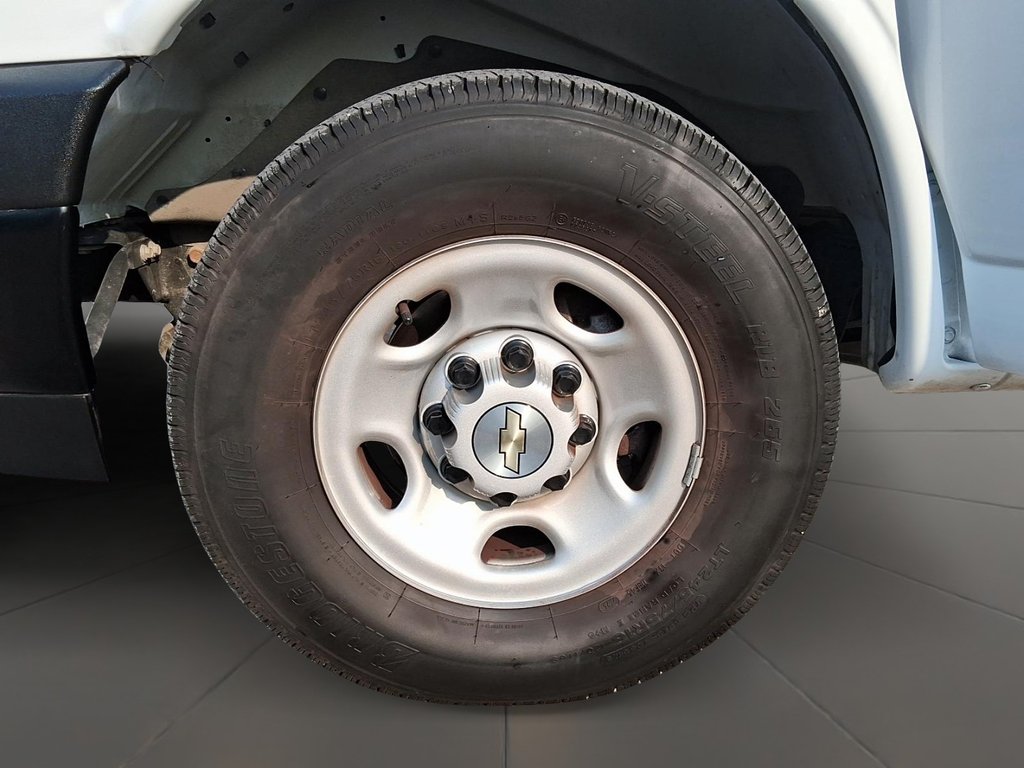 2025 Chevrolet Express Cargo Van 2500 Regular Wheelbase Rear-Wheel Drive in Stratford, Ontario - 7 - w1024h768px