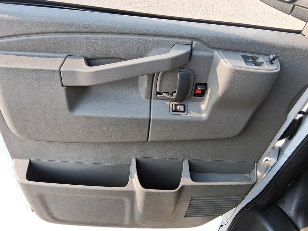 2025 Chevrolet Express Cargo Van 2500 Regular Wheelbase Rear-Wheel Drive in Stratford, Ontario - 10 - w1024h768px