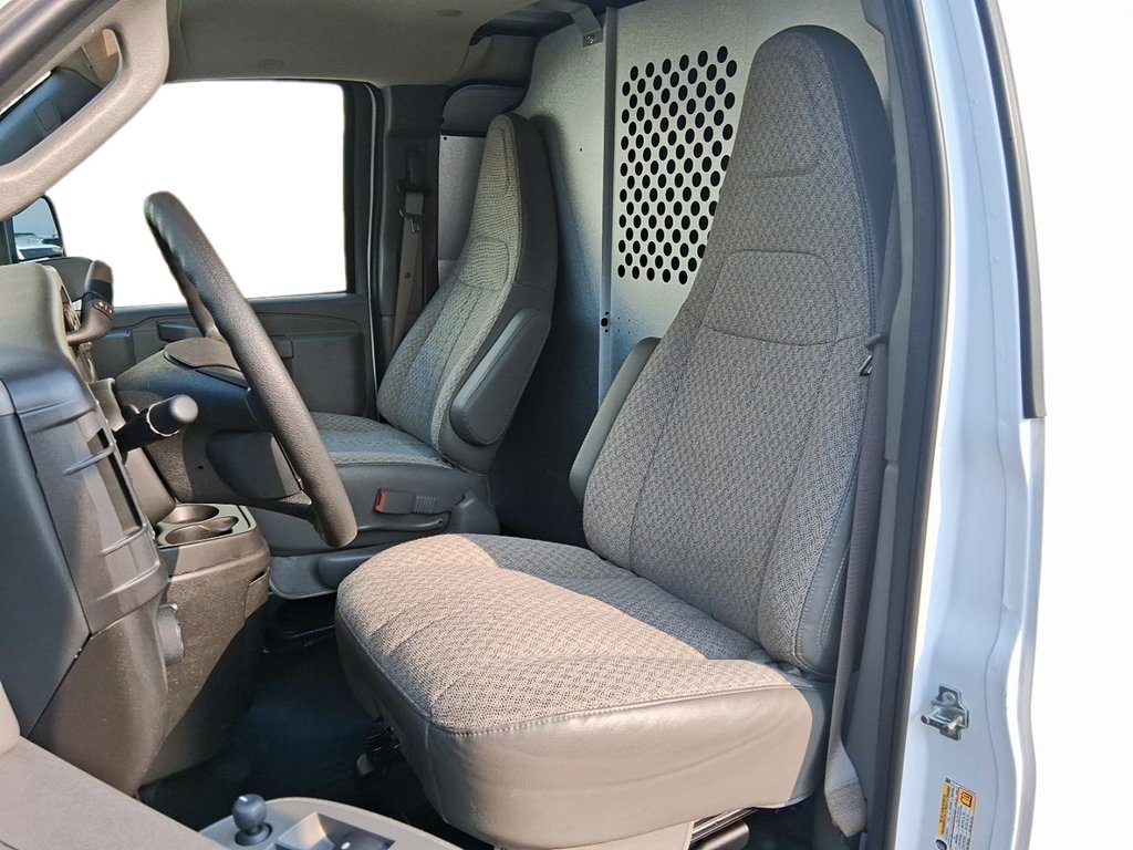 2025 Chevrolet Express Cargo Van 2500 Regular Wheelbase Rear-Wheel Drive in Stratford, Ontario - 8 - w1024h768px