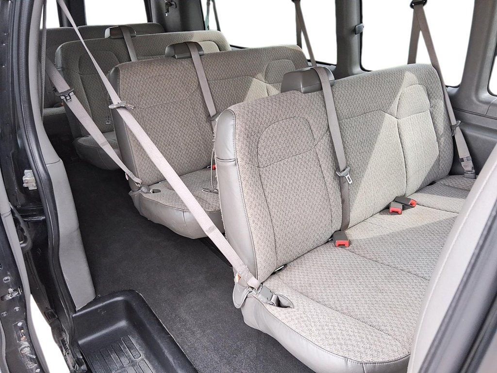 2024 Chevrolet Express Passenger RWD 3500 135 LT in Stratford, Ontario - 10 - w1024h768px