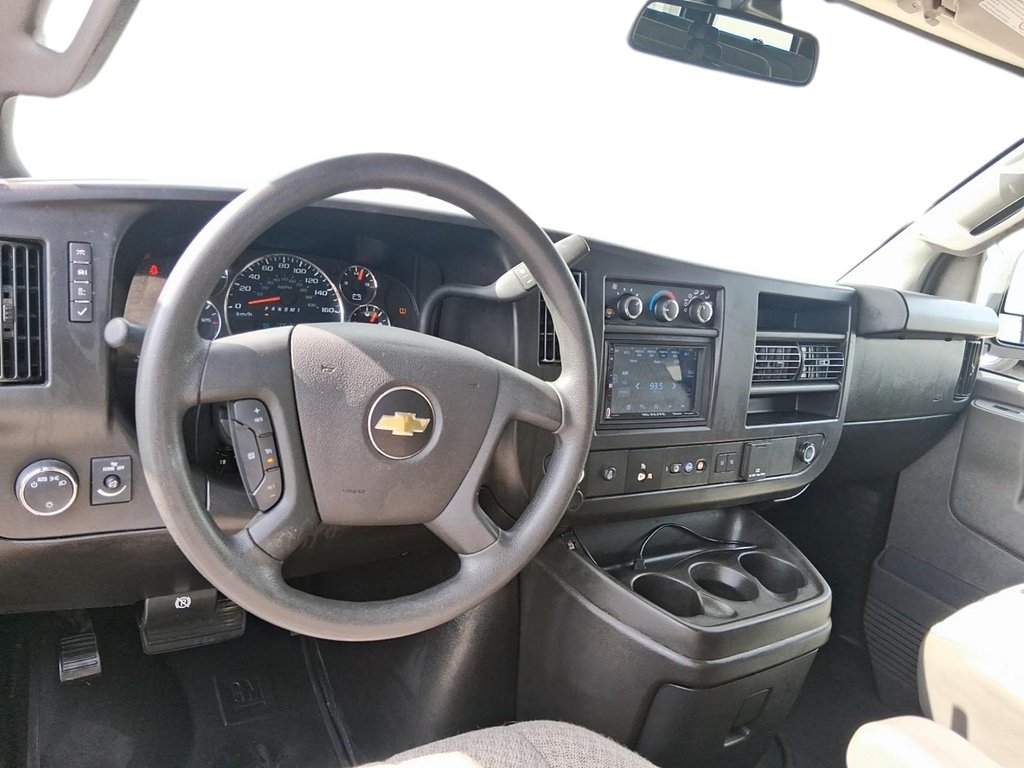 2024 Chevrolet Express Passenger RWD 3500 135 LT in Stratford, Ontario - 11 - w1024h768px