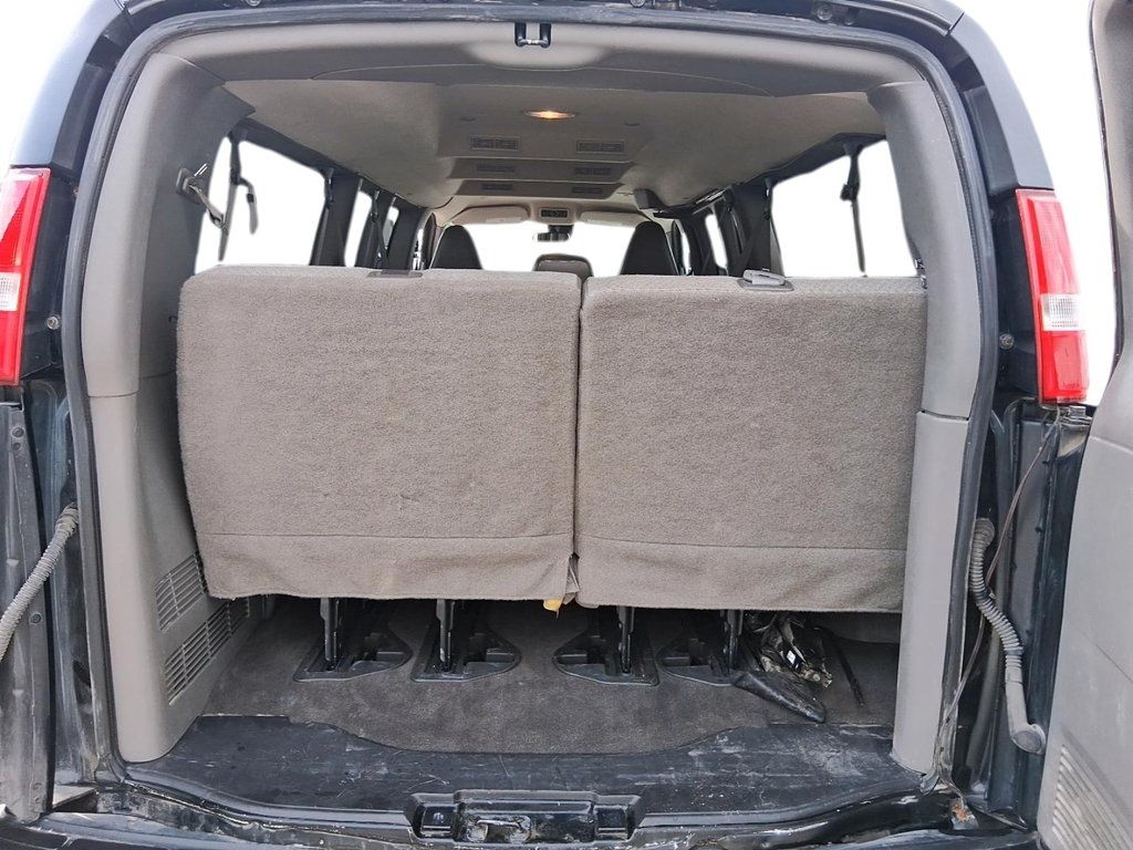 2024 Chevrolet Express Passenger RWD 3500 135 LT in Stratford, Ontario - 6 - w1024h768px