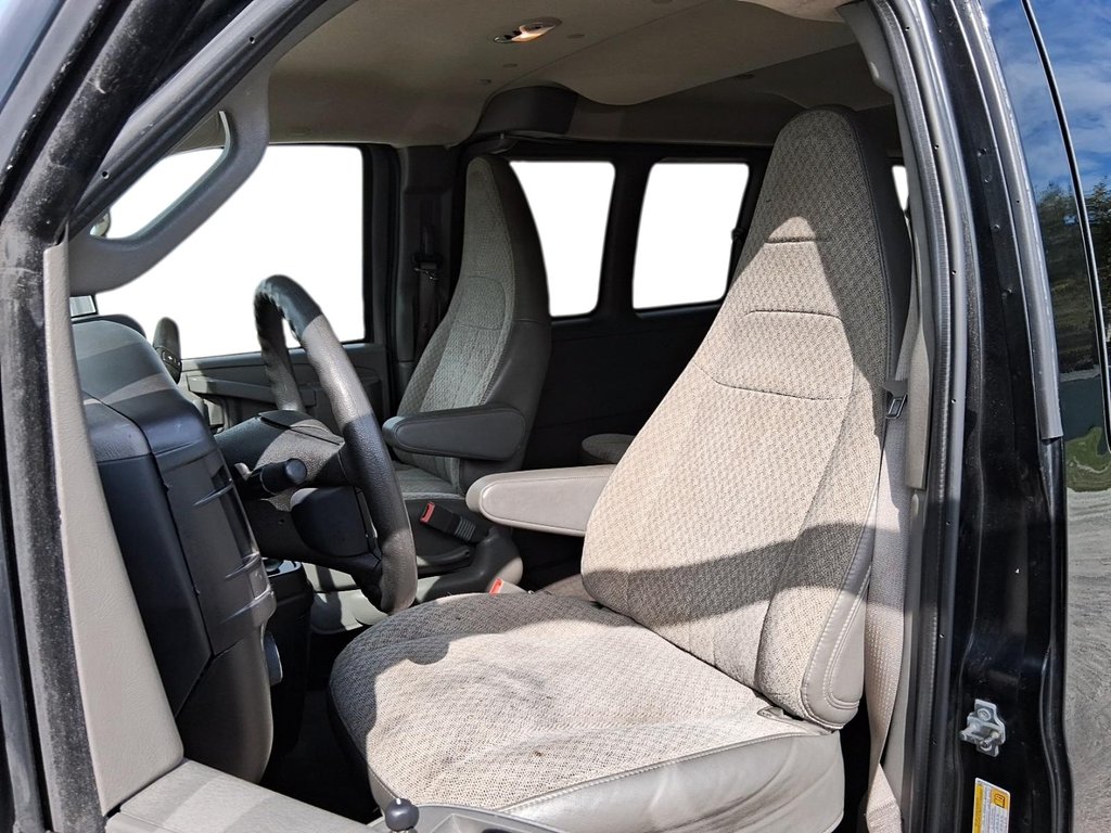 2024 Chevrolet Express Passenger RWD 3500 135 LT in Stratford, Ontario - 8 - w1024h768px