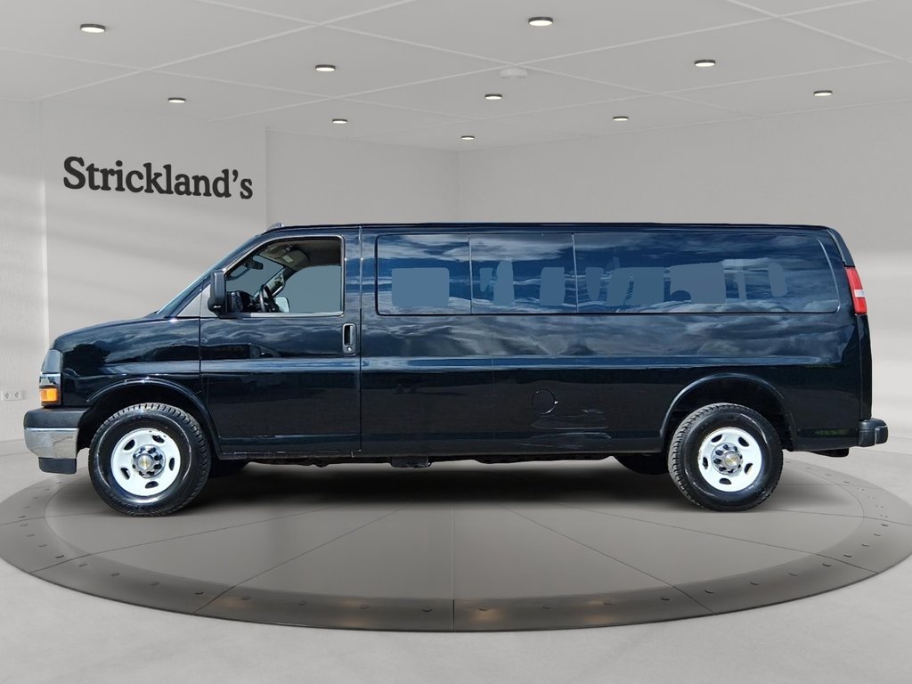 2024 Chevrolet Express Passenger RWD 3500 135 LT in Stratford, Ontario - 5 - w1024h768px