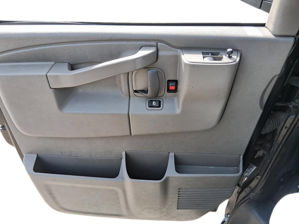 2024 Chevrolet Express Passenger RWD 3500 135 LT in Stratford, Ontario - 12 - w1024h768px