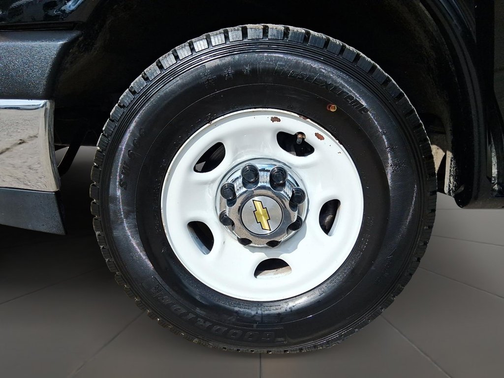 2024 Chevrolet Express Passenger RWD 3500 135 LT in Stratford, Ontario - 7 - w1024h768px