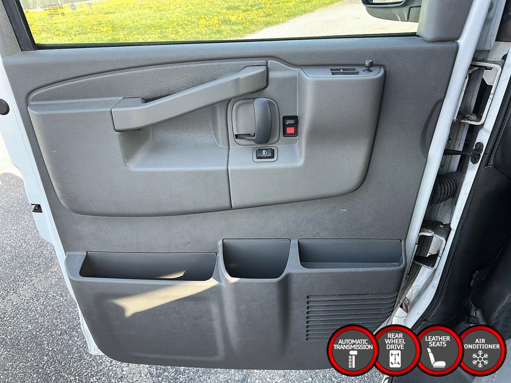 2023 Chevrolet Express Cargo 2500 135 WB 2WD in Stratford, Ontario - 9 - w1024h768px