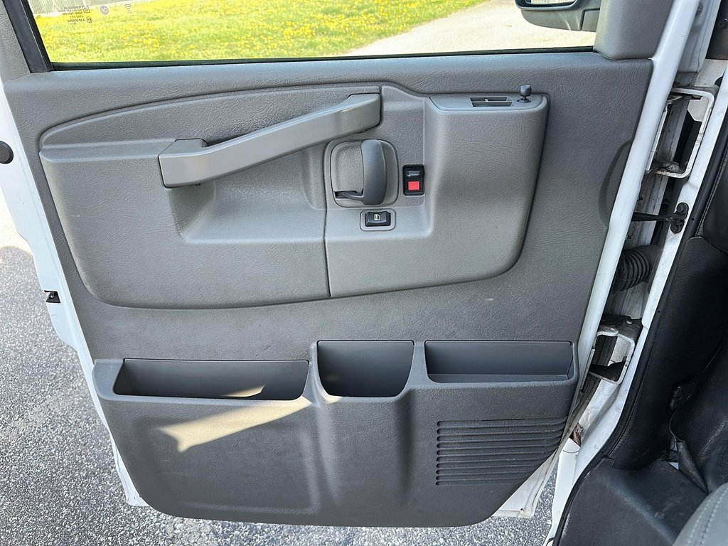 2023 Chevrolet Express Cargo 2500 135 WB 2WD in Stratford, Ontario - 9 - w1024h768px