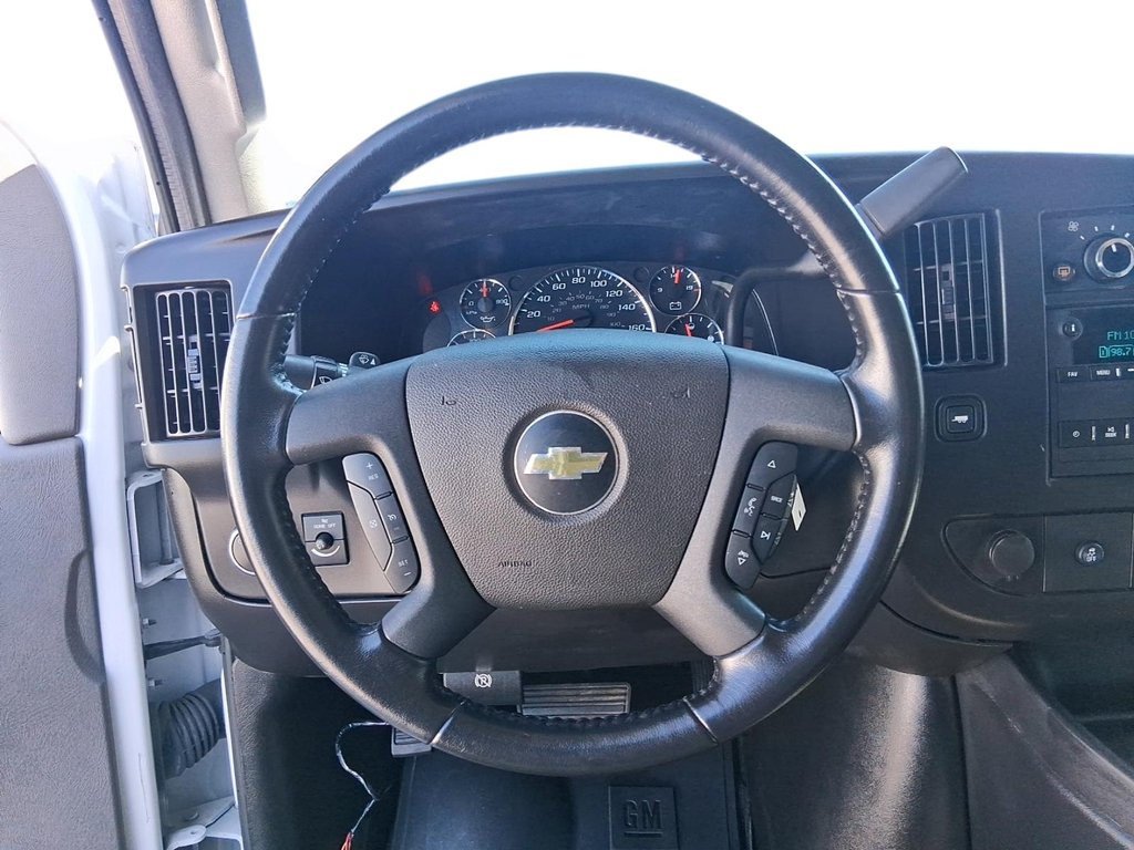 2023 Chevrolet Express Passenger 3500 LT in Stratford, Ontario - 14 - w1024h768px
