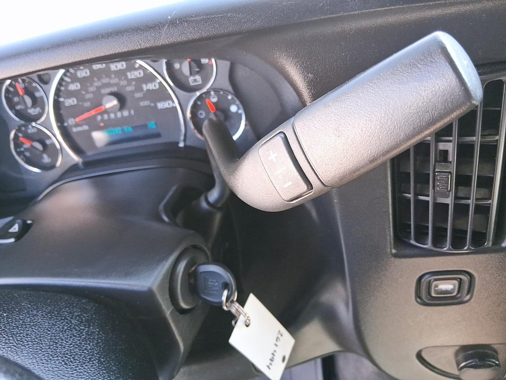 2023 Chevrolet Express Passenger 3500 LT in Stratford, Ontario - 18 - w1024h768px