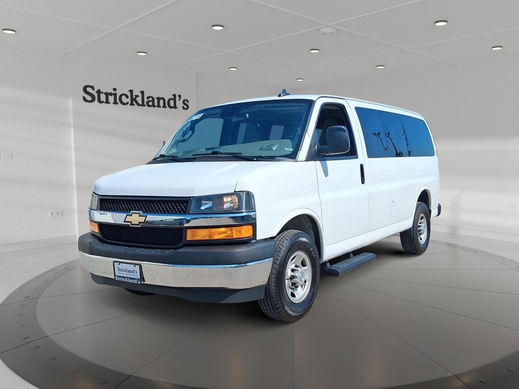 2023 Chevrolet Express Passenger 3500 LT in Stratford, Ontario - 1 - w1024h768px