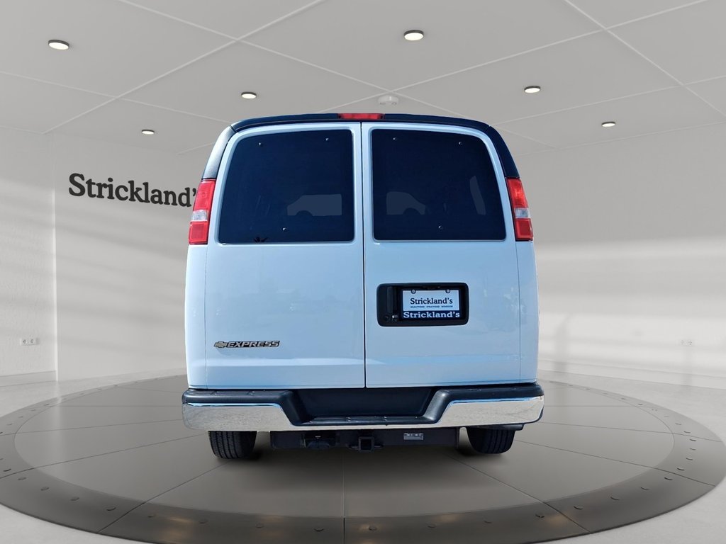 2023 Chevrolet Express Passenger 3500 LT in Stratford, Ontario - 3 - w1024h768px