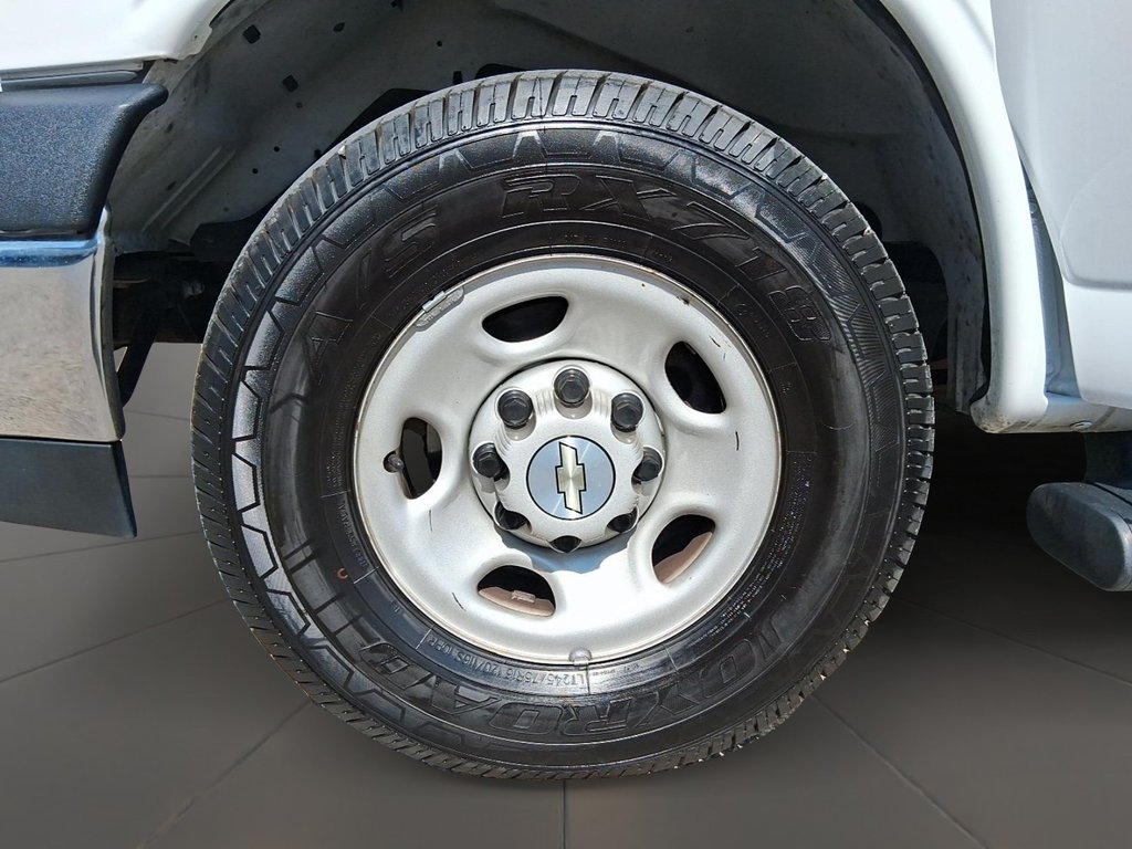 2023 Chevrolet Express Passenger 3500 LT in Stratford, Ontario - 7 - w1024h768px