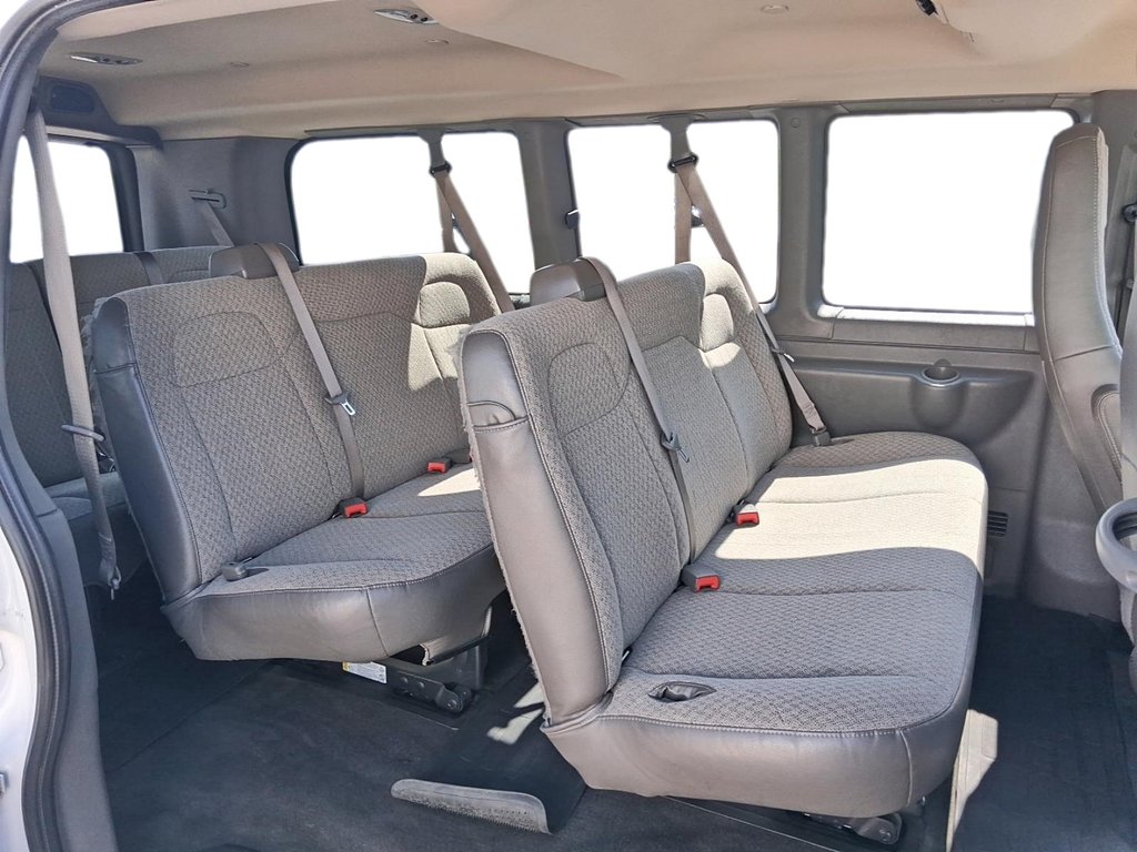 2023 Chevrolet Express Passenger 3500 LT in Stratford, Ontario - 10 - w1024h768px