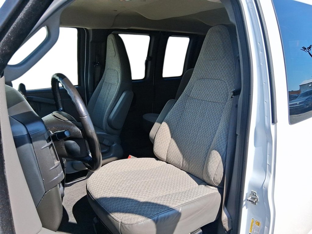 2023 Chevrolet Express Passenger 3500 LT in Stratford, Ontario - 8 - w1024h768px
