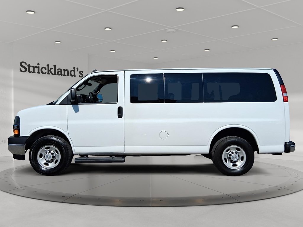 2023 Chevrolet Express Passenger 3500 LT in Stratford, Ontario - 5 - w1024h768px